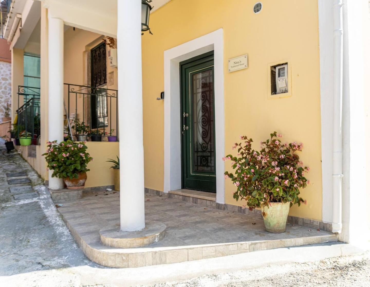 Nina'S Traditional House By Estia Valanio Exterior foto